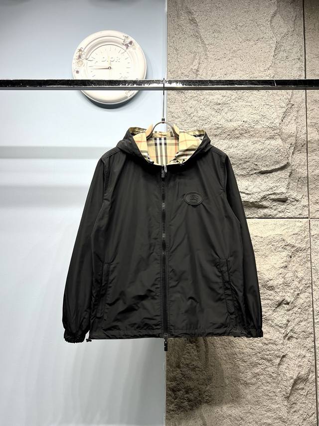 Bbr 巴*莉 2025Fw最新款双面连帽夹克外套采用进口环保面料 主色以记忆功能面料为主，反面以涤纶面料为格型，夹克版型简约大气 连帽拉链设计，主面净版皮牌标