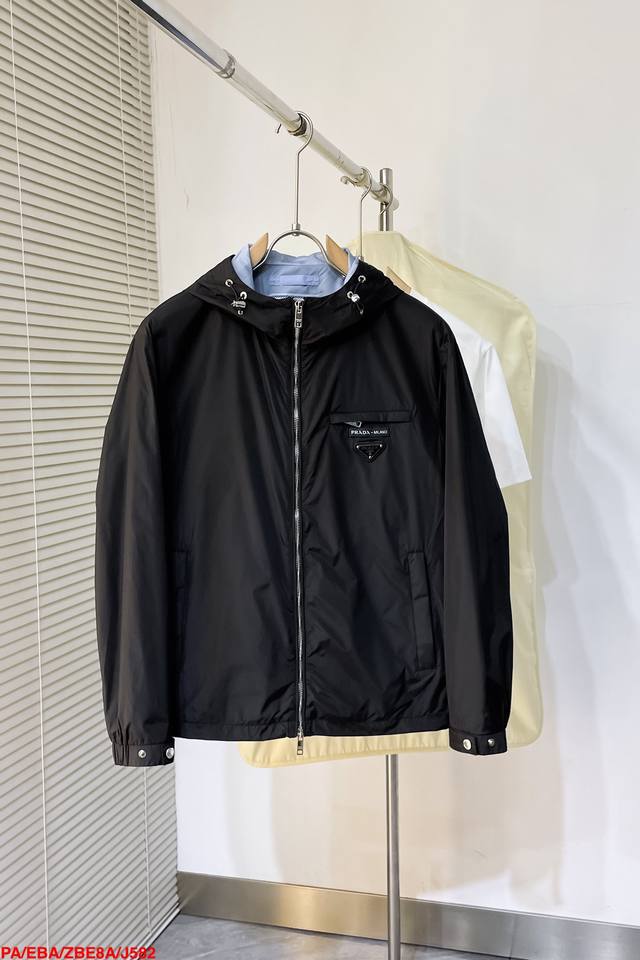 J582 pa普拉达 2025早春新款原单男士连帽 官网同步售卖 爆款高版本 注意细节时尚百搭 胸前口袋绣三角Logo标字母布标设计 采用原版进口100%聚酯纤