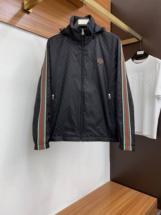 古奇 2025早春最新品，专柜同步有售，原单狠货，时尚休闲夹克外套，上身舒适！吸睛而有亮点，采用进口原版面料，顶级刺绣工艺字母图案Logo，原版五金辅料装饰，简