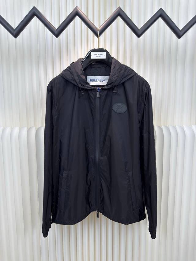 巴宝莉Bbr骑士印章夹克衫 Burberry 面料和里料选择：选用100%聚酰胺纤维打造的尼龙面料。其分子链结构赋予它极强的抵抗摩擦和磨损的能力。同时具有很高的