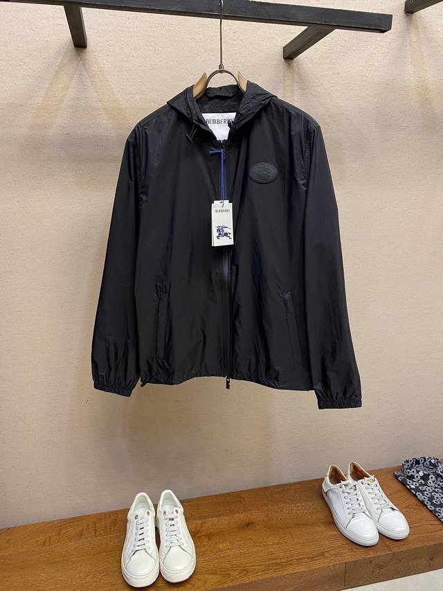 Bbr，骑士印章夹克衫 面料和里料选择：选用100%聚酰胺纤维打造的尼龙面料。其分子链结构赋予它极强的抵抗摩擦和磨损的能力。同时具有很高的断裂强度和结节强度，韧