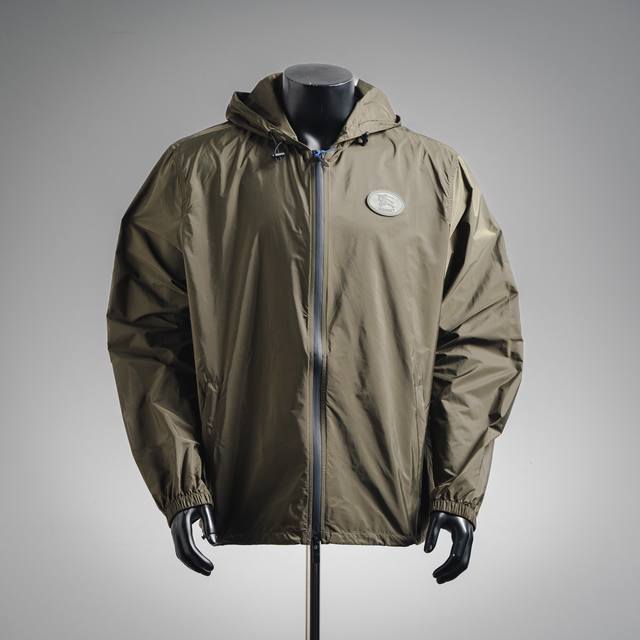 核心私聊 Burberry巴宝莉Bbr 后背战马骑士印章联名夹克外套 选用100%聚酰胺纤维打造的尼龙面料。其分子链结构赋予它极强的抵抗摩擦和磨损的能力。同时具