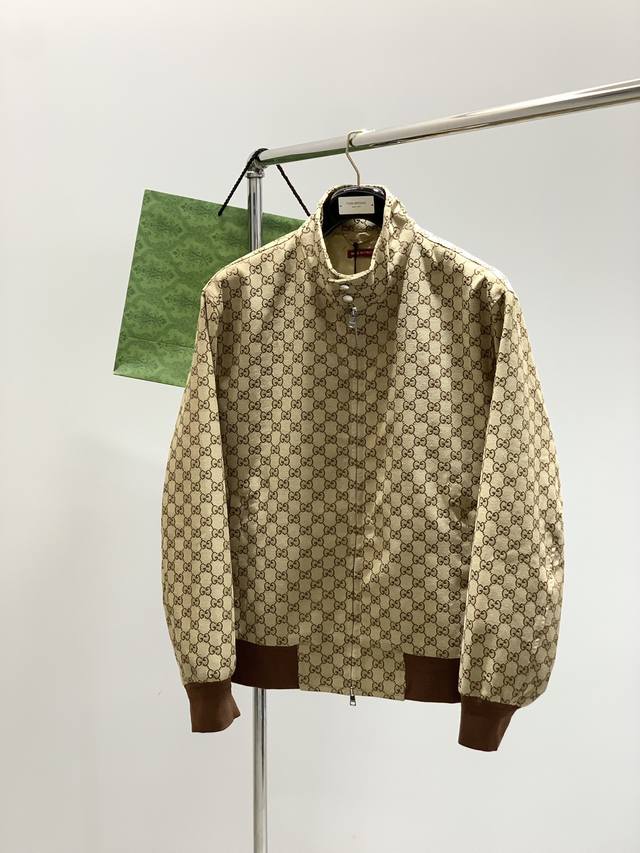 Gucci 古驰，2025秋季最新款，专柜同步有售，原单狠货，时尚休闲夹克外套，上身很有特点！吸睛而有亮点，进口原版面料，顶级提花工艺字母图案装饰Logo，原版