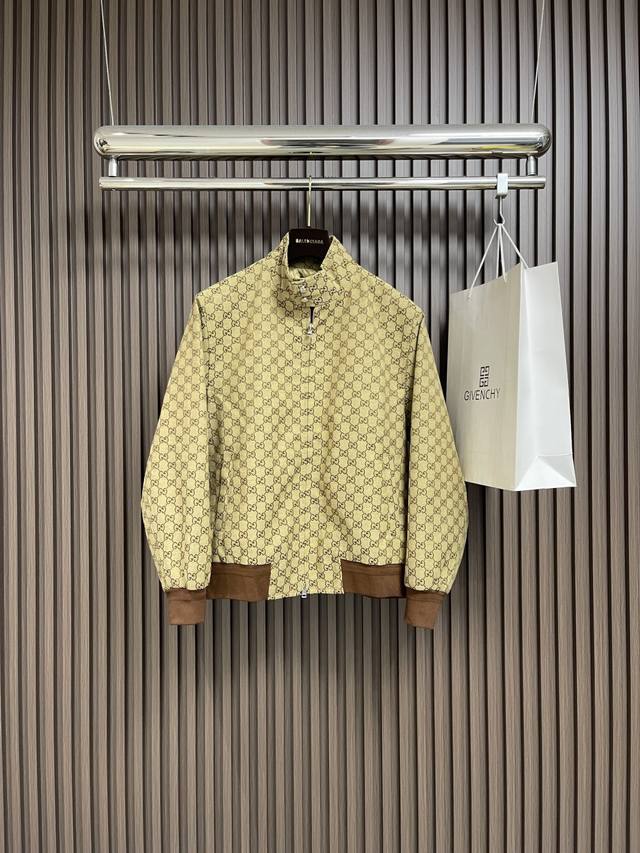 Gucci 帆布飞行员夹克外套，2025Ss早秋系列运用精致又华丽的面料演绎致臻雅韵，缔就飞行员夹克和皮革夹克等都市风格外套。这款夹克采用驼色与深棕色Gg帆布打