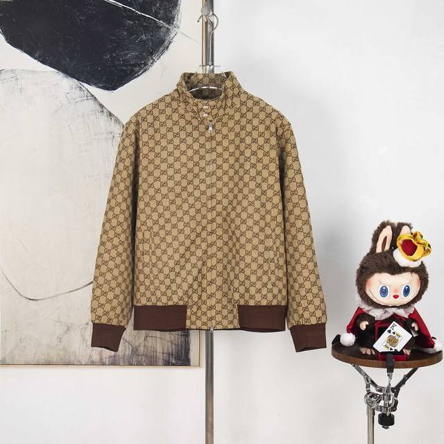 Zp版本［独家供应］ Gc 25Fw满印提花立领已，， Gucci古驰 25Fw早秋新款满印提花立领长袖夹克外套 新款夹克以驼色和深棕色帆布匠心打造，通体缀饰切