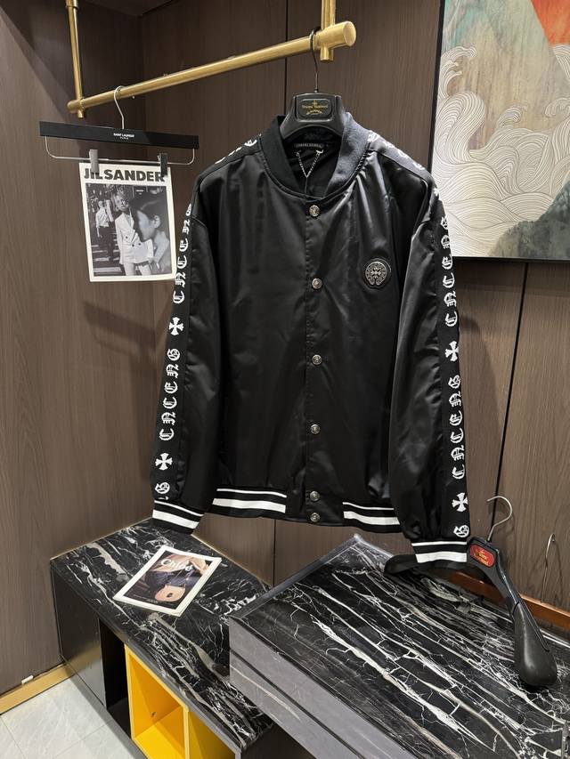 Chr25S男士棒球领夹克外套 质量细节非常完美，100%聚酯纤维 面料柔软顺滑，密度极高，底摆衣领弹力罗纹 全套五金客供辅料 修身剪裁，休闲舒适 强烈推荐喜欢