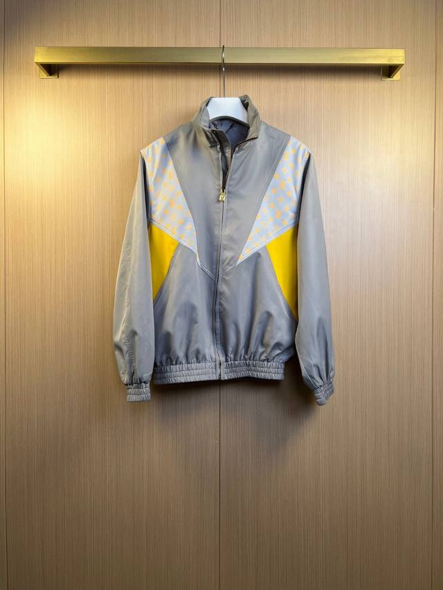 LV25Ss撞色印花高领拉链夹克外套 工艺说明：采用100%锦纶科技面料打造，兼具轻盈质感与出色性能。标志性的Monogram Glow印花通过创新工艺呈现生动