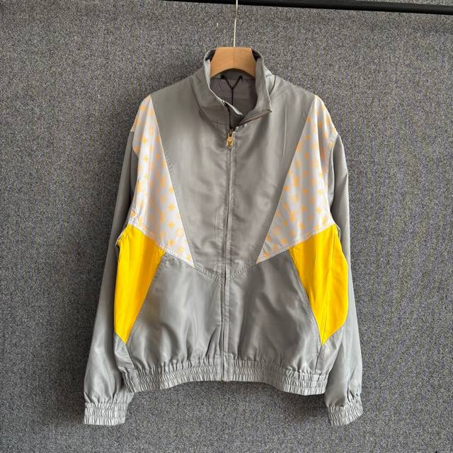 LV 2025Fw 秋冬新款 翻领长袖防风外套 科技面料和 Monogram Glow 印花 构成生动拼接设计 隐藏式拉链开合门襟 弹力下摆及袖口 内里同色系里