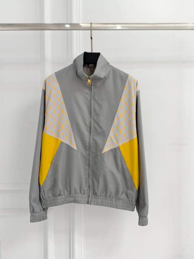 Lv炸场级拼接夹克｜时髦精必锁款 设计王炸 几何切割拼接，浅灰主调+亮黄撞色+经典老花，复古潮感直接拉满！ 细节暴击 定制1V金属拉链头 领口链条挂饰暗藏小心机