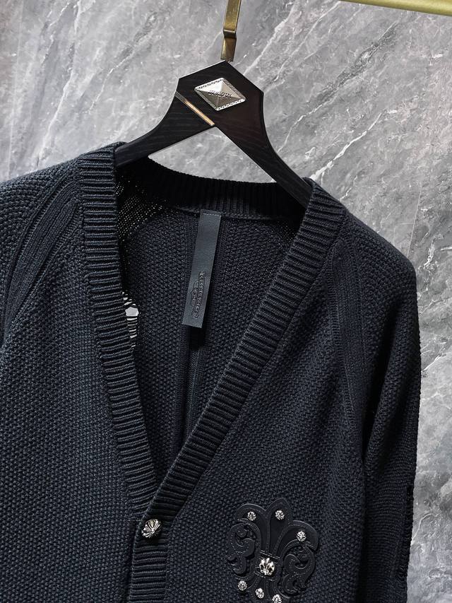 8159＃ 上新 Chrome Hearts 秋冬毛衣系列 克罗刺绣破洞宽松韩版毛衣 精选优质纯棉高克重针织 定制版克罗心五金纽扣胸前皮标刺绣 采用田岛机刺绣工