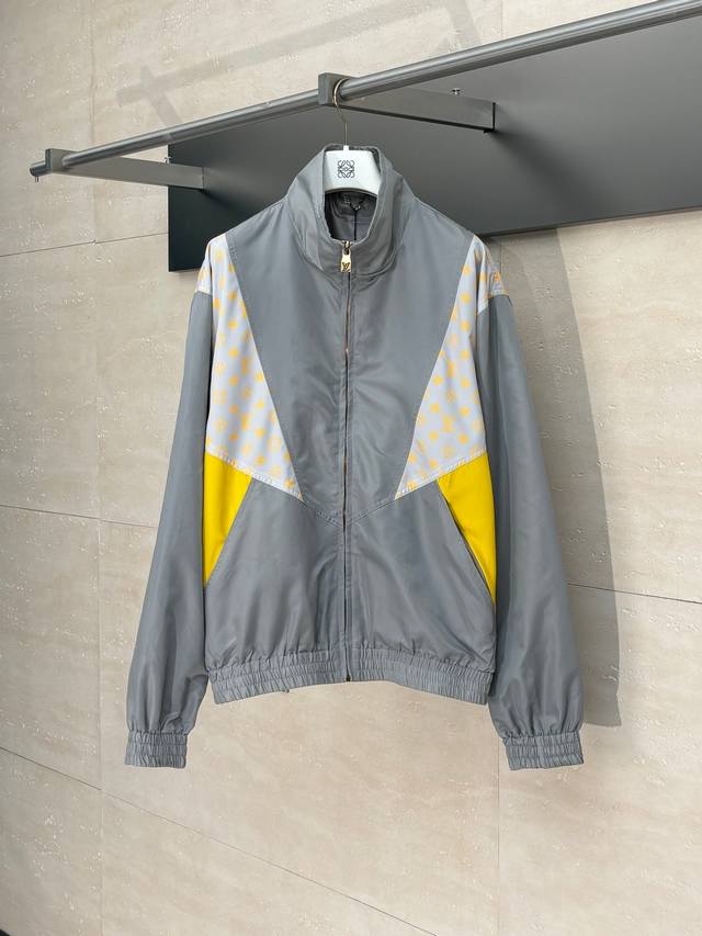 LV路易 25Ss新款尼龙拼接夹克外套 采用锦纶面料，摸上去顺滑又挺括，既保证了穿着时的舒适度，又能让外套长久地保持好看的版型，不会轻易变形走样，拼接部分，不同