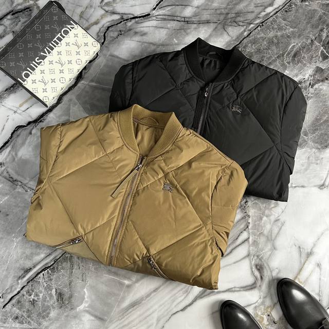 Sdi Burberry 巴宝莉 秋冬专柜新款 顶级原单男士时尚棒球服羽绒外套休闲羽绒服。 海外贸易渠道订购，中国香港仓直发，精品限量销售。秋冬B家柜台最新爆款