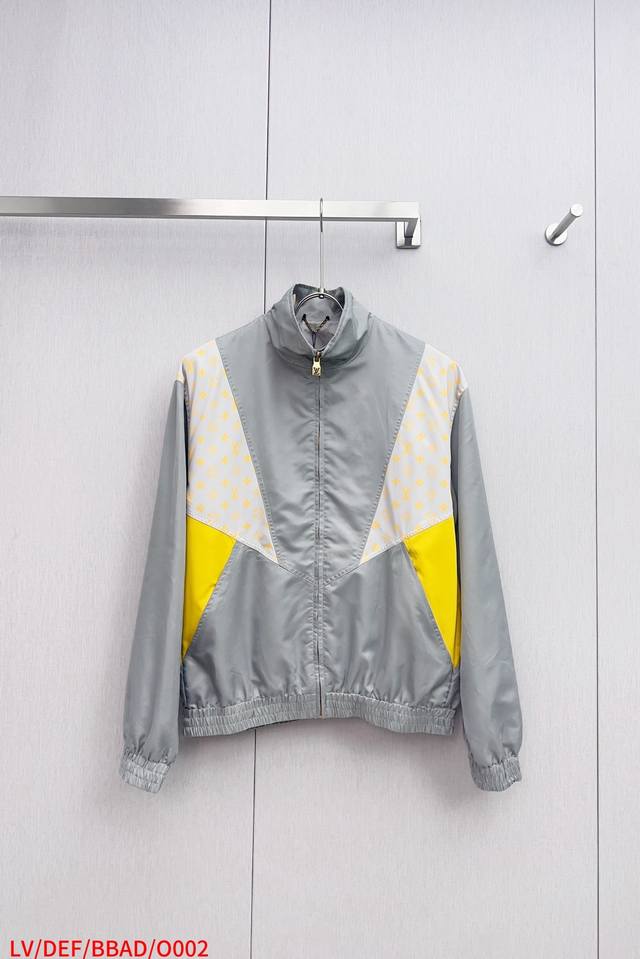 O002 Lv 黄灰拼接科技面料 Size : M-3Xl 本款以科技面料和 Monogram Glow 印花结构成就生动拼接设计，可搭配同款，延续当季率性旅行