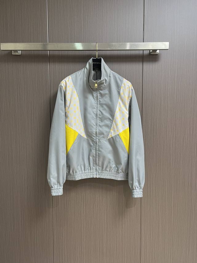 Lv 2025Ss新款运动衫拉链外套，以科技面料和Monogram Glow 印花结构成就生动拼接设计，可搭配同款短裤，延续当季率性旅行风尚。高领、拉链开合、弹