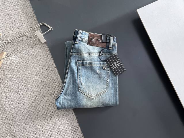 杰尼亚 男士时尚潮流大裤脚牛仔裤，官宣画册海报穿搭款！ 客供高级进口的丹宁原色面料，特选日本冈山纯正13Oz 盎司牛仔布料，重磅环保植物酵素水洗工艺，肌理有着淡