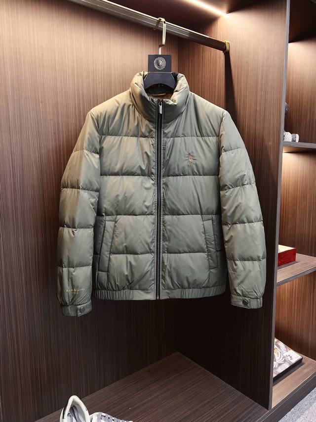 polo 保罗 官网款2025秋冬新款羽绒服。这款号称羽绒服届最高端的，全部90绒的带着经典的Logo组合搭配，第一眼看到就是满满的视觉冲击，保暖性能更出色，轻