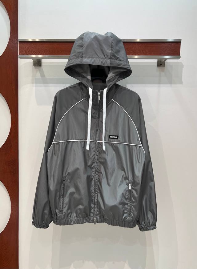 Miu 25春夏新款 高人气棕色尼龙系列 连帽+高腰+ 撞色捆边点缀设计 超显瘦 干练且酷帅 胸口贴布Logo点缀 时髦感拉满 经典宽松版型 进口尼龙面料 轻薄