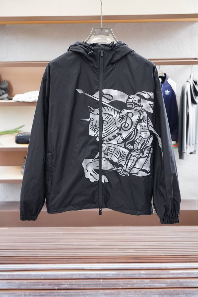 Bbr 巴宝莉-铺排细节 Burber马术骑士徽标 冲锋衣夹克外套 面料由高品质的尼龙面料，具有轻盈、Ll1670350耐磨、防风防水等特性，非常适合制作休闲夹