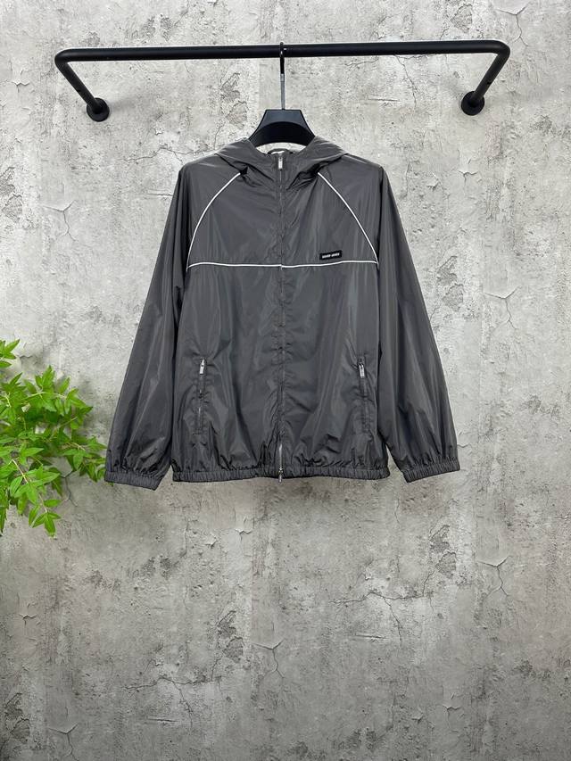 Miumiu 2025Ss小格纹冲锋衣外套 定制提花面料，从外观上看，图案丰富、立体感强，定做的石灰岩色拼黑色格纹混纺面料。 采用进口的提花机器，提花Logo织