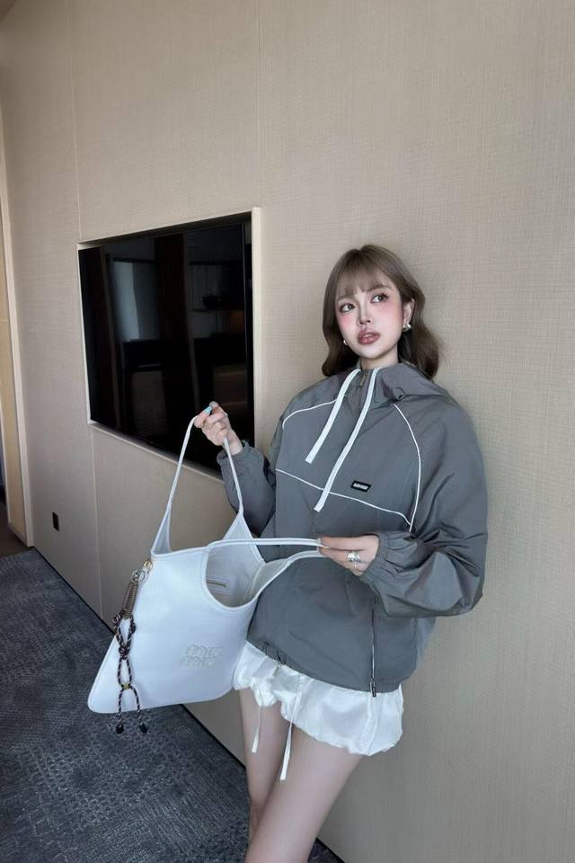 上身图 Miumiu 拉链风帽夹克 灰色