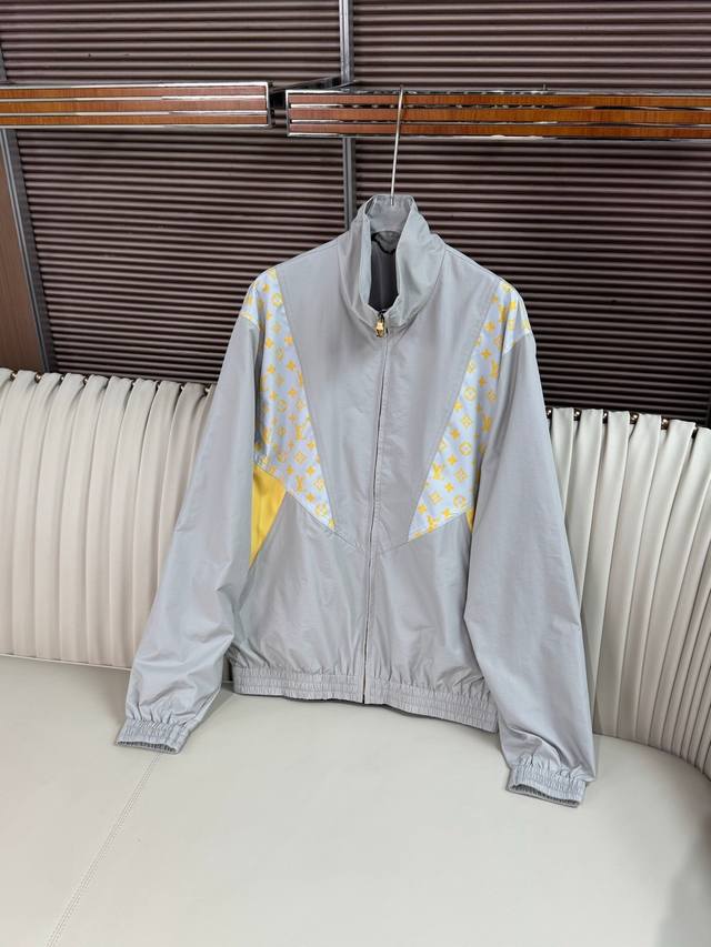 原版定制 Lv路易威登 2025春秋新款Monogram Glow男士 整体呈现出泽西风格，休闲又时尚，适合日常休闲、运动等多种场合穿着。 颜色：以浅灰色为主色