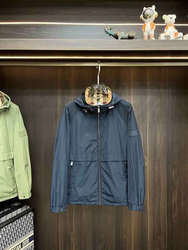 主推Burberey 2025Ss早秋新款发布巴宝莉连帽夹克外套，秋季爆款夹薄棉夹克，字母Logo刺绣款穿上就是舒适自在又显瘦的存在，慵懒而随性，结合干净简单的