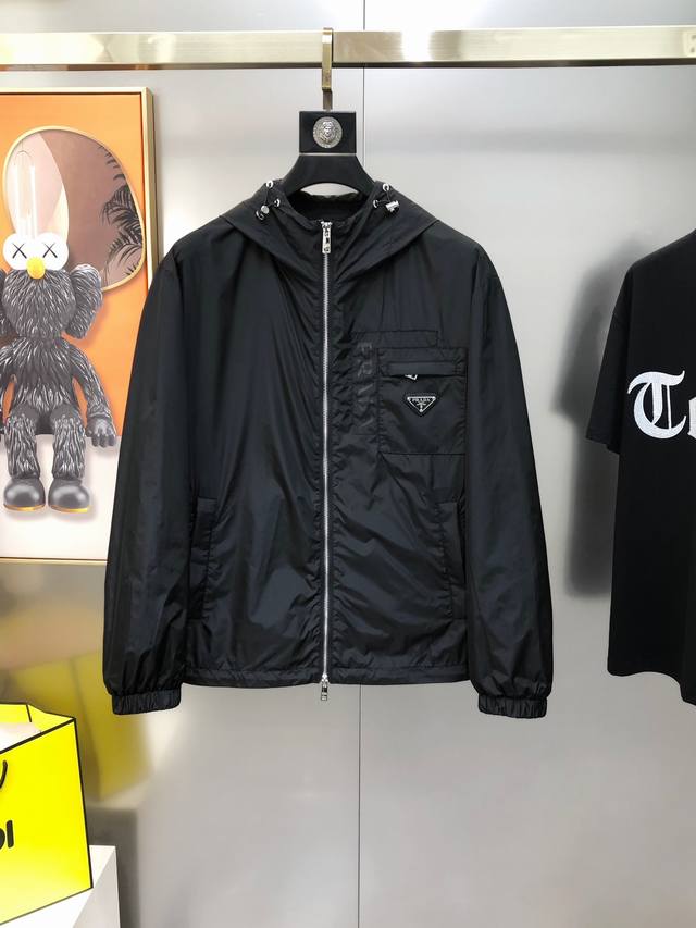 p*Ada 普拉哒2025早春新款原单男士连帽风衣夹克外套 官网同步售卖 爆款 高版本 注意细节时尚百搭 胸前口袋印胶字母绣三角Logo标设计 采用原版进口10
