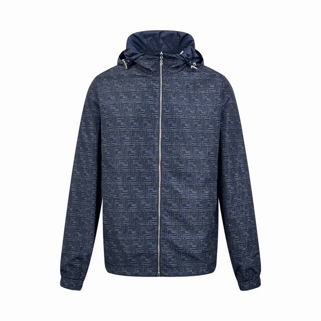 Fendi双面穿连帽夹克，原版定制智感塑型锦纶风衣料，质感卓越，舒适贴肤，以深邃的藏蓝来底色，双面魅力，一面饰以全幅Ff图案铺陈，如同标识皮牌点缀于正面。以简约