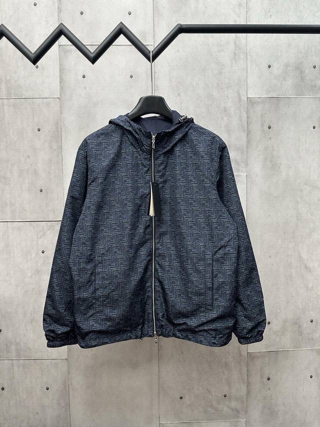 Fendi蓝色Ff尼龙双面穿夹克 面料选择： 选用百分百涤纶纤维制成的尼龙面料。涤纶纤维本身的断裂强度和耐磨性非常高，再通过紧密的编织法使面料极其耐用结实。同时