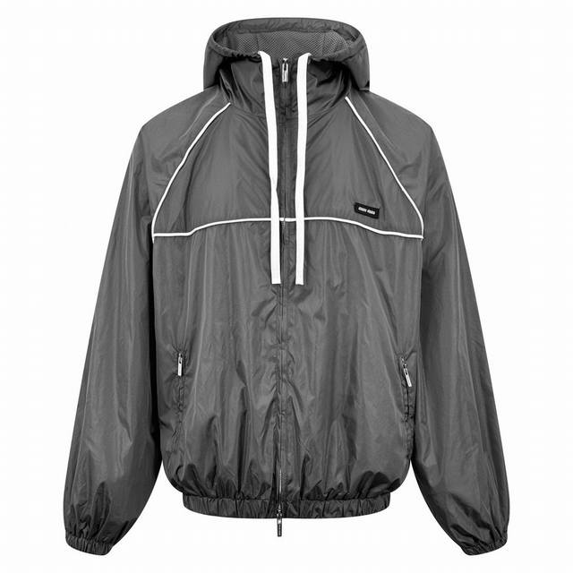 独家供应 Miumiu 拉链风帽夹克 灰色 原版28,900购入开发，面料采用定制冷萃智孔纤维尼龙精纺布 轻薄细腻 舒适贴肤 以铝银色为主色调 冷冽而迷人 宛如