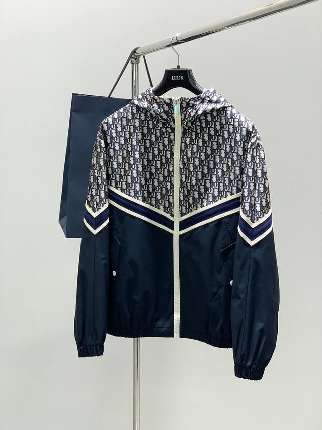 Dior 迪奥， 2025春季新品，专柜同步有售，简约时尚休闲连帽外套，原版进口面料，舒适透气，顶级印花工艺字母图案Logo，原版五金辅料装饰，档次极高，独特设