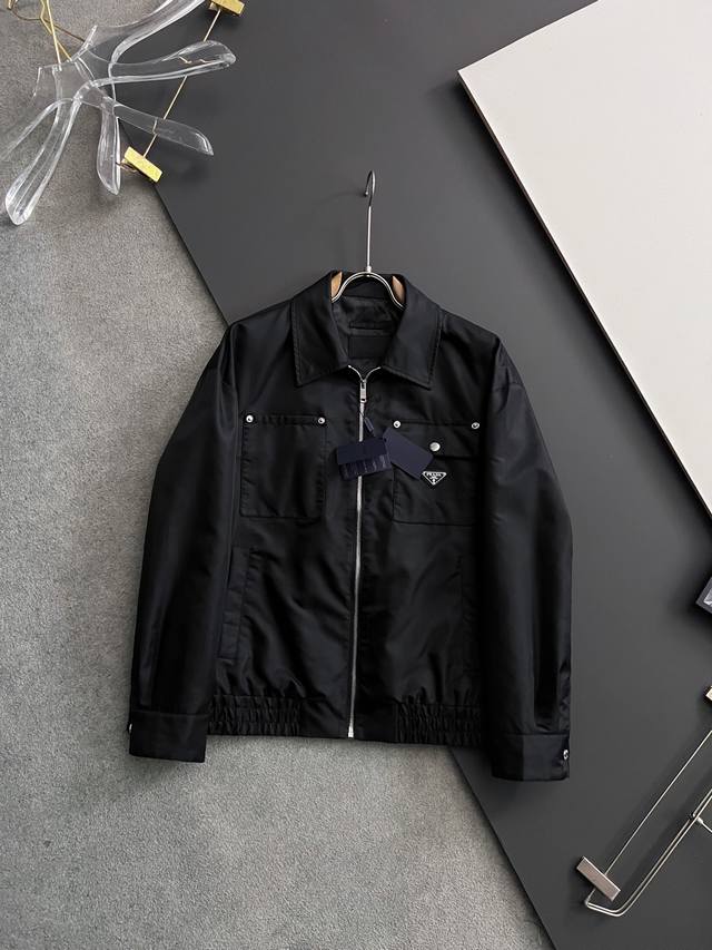 prad*2025早春新款发布普拉达翻领夹克外套，春季爆款外套，穿上就是舒适自在又显瘦的存在，慵懒而随性，结合干净简单的色系就特别耐看，适合日常穿着~ 尺码：M