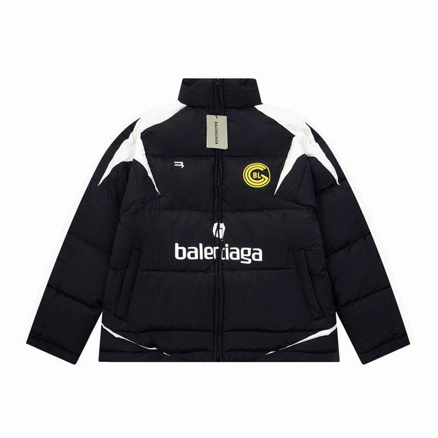 区别通货 款号#S628 Balenciaga 巴黎世家 Blcg 24Ss 曼联联名足球10号黑白拼接联名拼接作训羽绒棉服外套 官网同步 面布、内里采用定制高