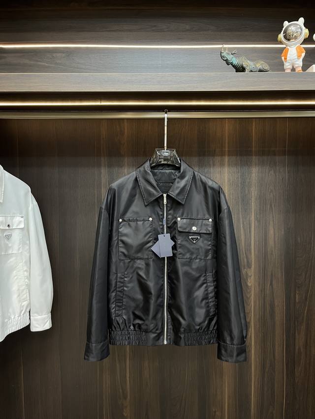 主推 prada 2025Ss春季最新款秘普拉达翻领休闲外套 春款外套高端品质、高档制作工艺，版型面料五金都是专柜1:1定制，透气舒适合成面料，Logo采用时下