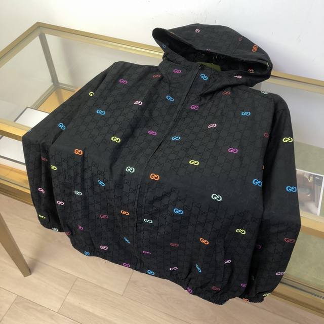 新款夹克以黑色棉质布匠心打造，通体缀饰切丝，尽释别致风韵。 M-3Xl