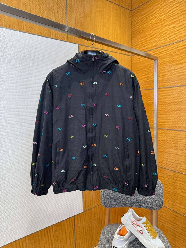 Gucci古驰彩色提花连帽长袖外套 采用锦纶面料，摸起来顺滑又轻薄，透气性和防风性都很不错，穿起来既舒服又能应对多变的天气 通体的彩色提花，颜色特别鲜亮，而且边