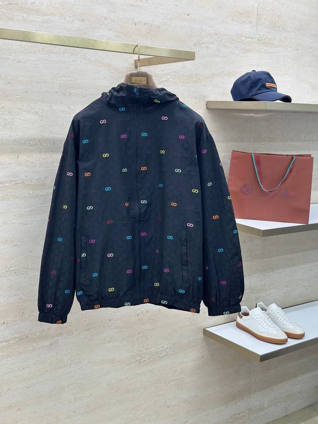 25Fw早秋新款夹克 彩色切丝提花夹克以黑色棉质布匠心打造，通体缀饰切丝，尽释别致风韵。 码数：M-3Xl