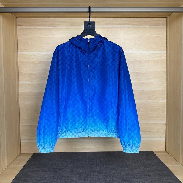 Gucc* 2025春夏新款 渐变老花双G冲锋衣外套 后背大口袋设计 内网布套里 渐变设计 上身简约大气 对位裁剪 套里 质感重量％100还原 原五金设计 男女