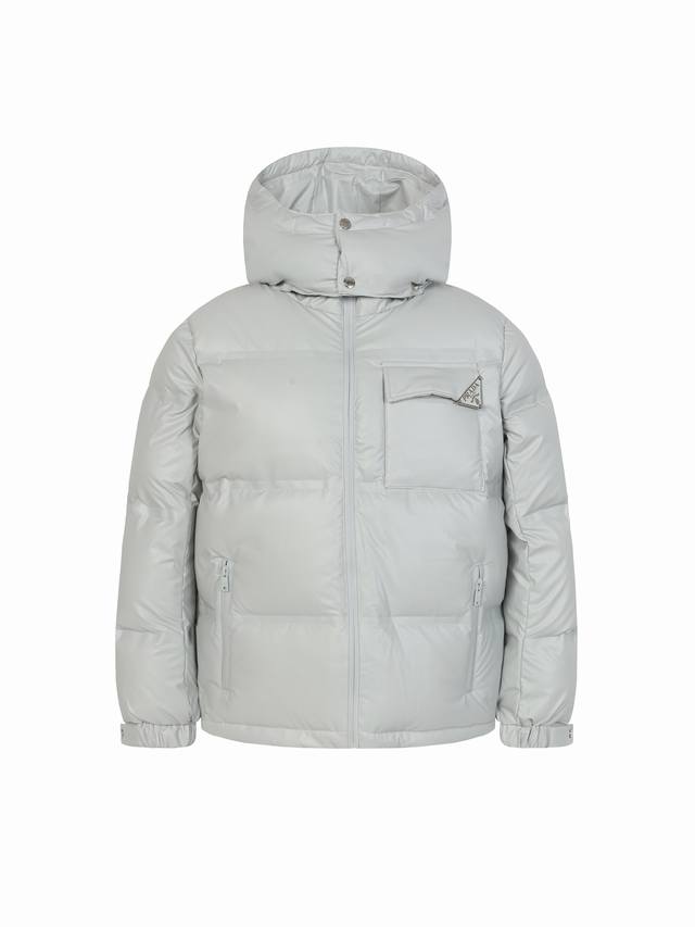 款号#S618 prada｜普拉达 三角贴斜标经典拉链连帽羽绒服 亮皮面料制成，服装满载功能性细节，确保温暖呵护。设有可拆卸风帽、拉链口袋、胸口三角标点缀，可调