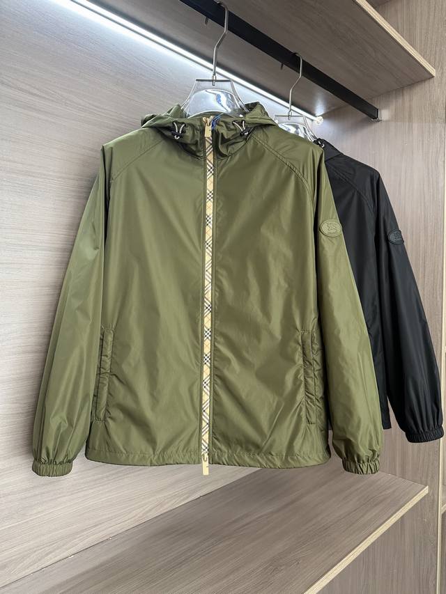 Bbr家25Fw秋冬新款尼龙连帽外套，融入 Burberry 格纹饰带和 B 字型拉链头。质地轻盈，呈现休闲版型。装饰骑士印章贴花，源自 1980 年代品牌包款