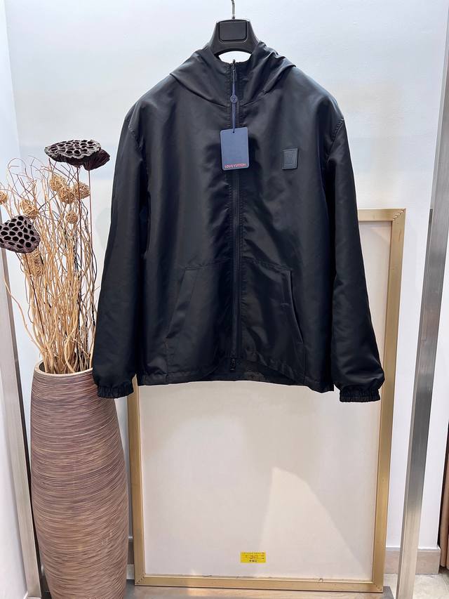 Size M-3Xl 男女同款 2色：黑色宝蓝色 As197524 1V路易家 本赛季最百搭的连帽之一颜值超高 非常好搭配 黑色系酷帅风日常出行通勤均可驾驭！本
