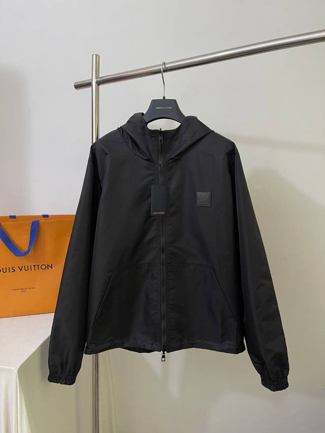 LV新款皮标暗纹提花双面穿 双面穿. 分为特质尼龙纯色面和满Logo提花面. 两种风格随意切换. 低调奢华.双面1V经典元素.宽松版型. 纯色面为软壳款. 纯色