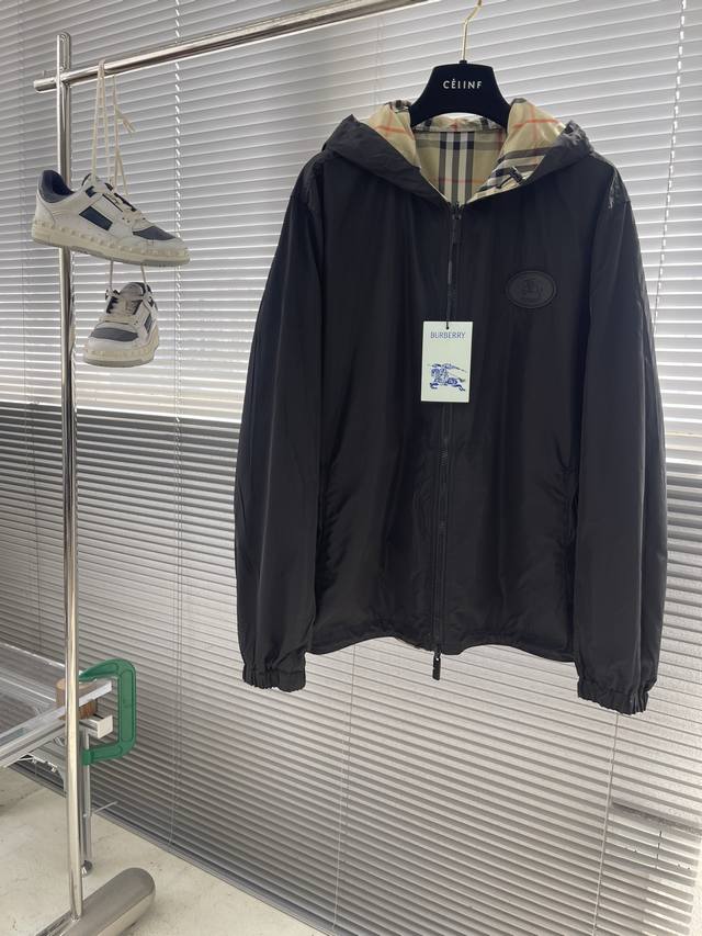 Bbr 格纹.战马双面连帽夹克 面料采用纯黑跟卡其格型对称；黑色面料纯色尼龙布，面料柔软舒适；卡其面料采用化纤工艺经过后处理，面料坚挺 黑色面胶片骑士Logo