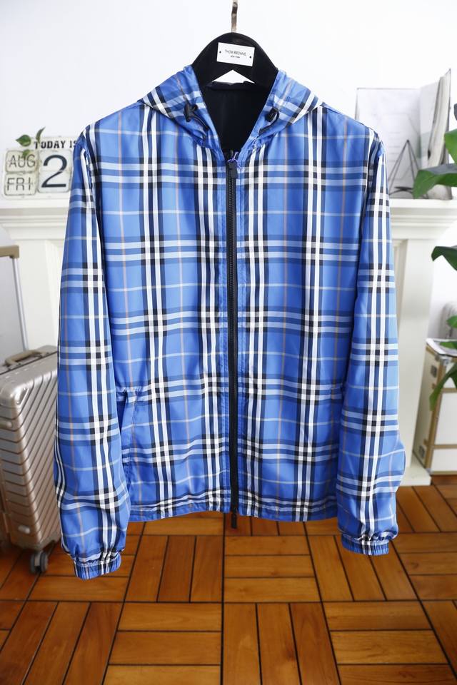 巴宝* Burberr*. 2025早秋新品顶级原单男款双面可穿夹克！时尚连帽设计顶级私人订制面料，经典格子设计款 经典品牌字母Logo元素，上身舒适工艺精致，