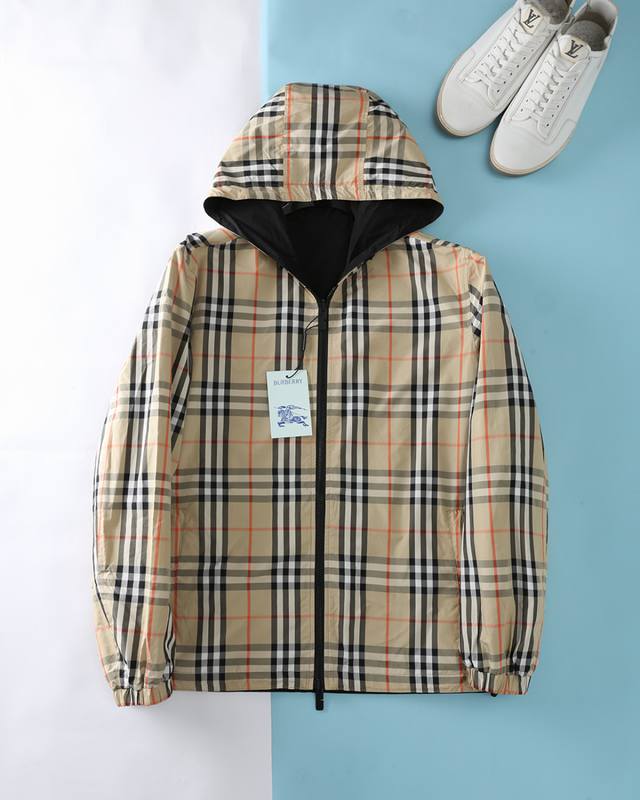 Bbr 芭*力 25Fw早秋新款双面穿黑色拉链夹克冲锋衣，男士胸前战马硅胶徽章装饰经典Vintage格纹再生聚酯纤维连帽夹克外套！贸易公司渠道稀出，同步Gw发售