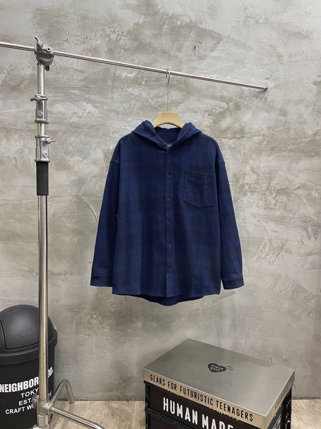 款号#S597 巴黎世家 Balenciaga Blcg 24Ss 藏青磨毛格纹法兰绒连帽衬衫男女同款外套 官网同步 定制开发格纹法兰绒面料 Os廓形设计 红外