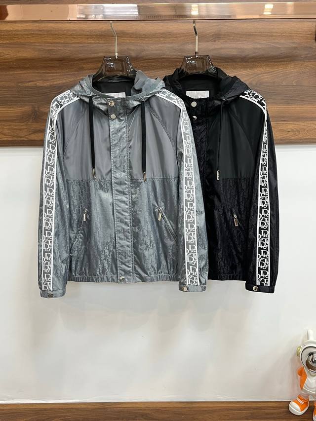 C44- Dior 2025Ss早秋新款发布迪奥连帽，秋季爆款，提花拼接面料袖子黑白Dior字母印花织带，穿上就是舒适自在又显瘦的存在，慵懒而随性，结合干净简单