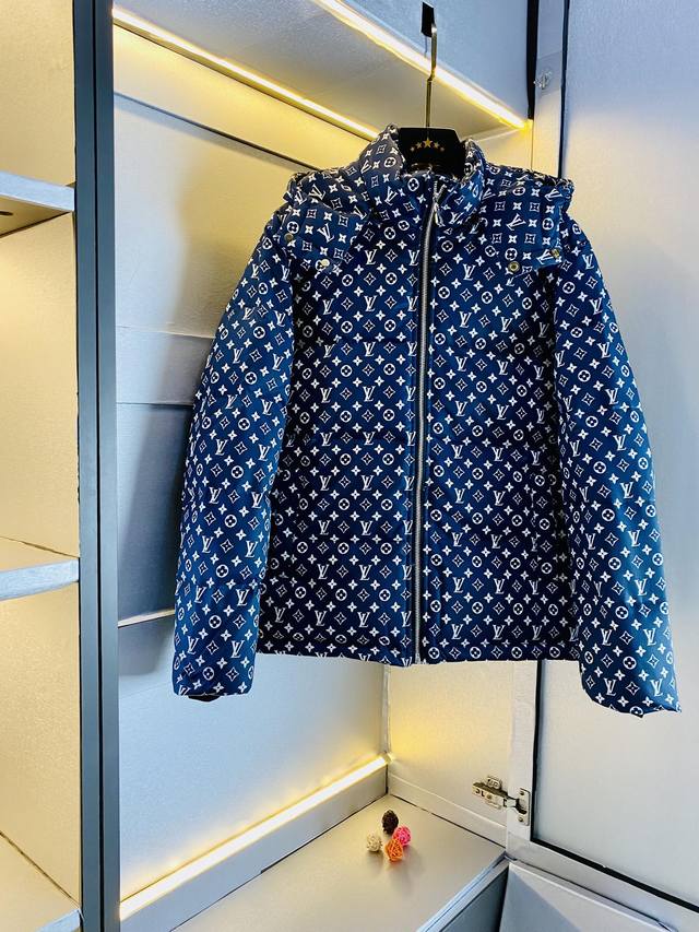 Lv 爆款羽绒服2500秋冬新款羽绒服 原版1:1订制五金配件全进口原版定制 欢迎专柜对比 绝对的高品质 采用顶级90白鸭绒 超柔软 充羽量蓬松饱满 超级重工