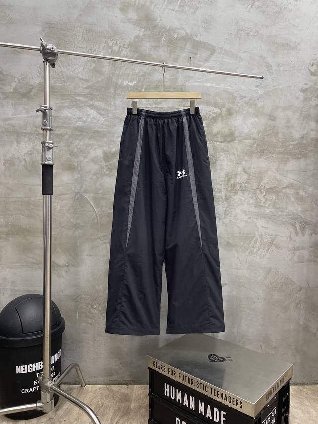 款号#S593 巴黎世家 安德玛 Balenciaga × Under Armour Blcg × Ua 25Ss 跨界联名灰色条子刺绣运动长裤 官网同步 面料