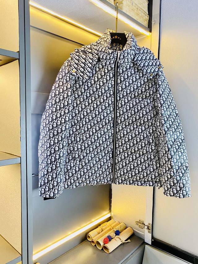 迪奥 爆款羽绒服2500秋冬新款羽绒服 原版1:1订制五金配件全进口原版定制 欢迎专柜对比 绝对的高品质 采用顶级90白鸭绒 超柔软 充羽量蓬松饱满 超级重工